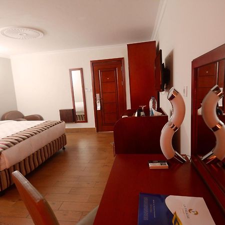 Hotel La Falaise Яунде Экстерьер фото