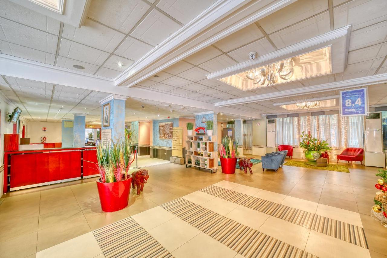 Hotel La Falaise Яунде Экстерьер фото
