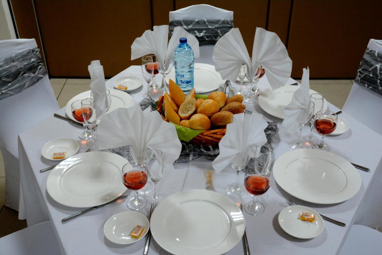 Hotel La Falaise Яунде Экстерьер фото
