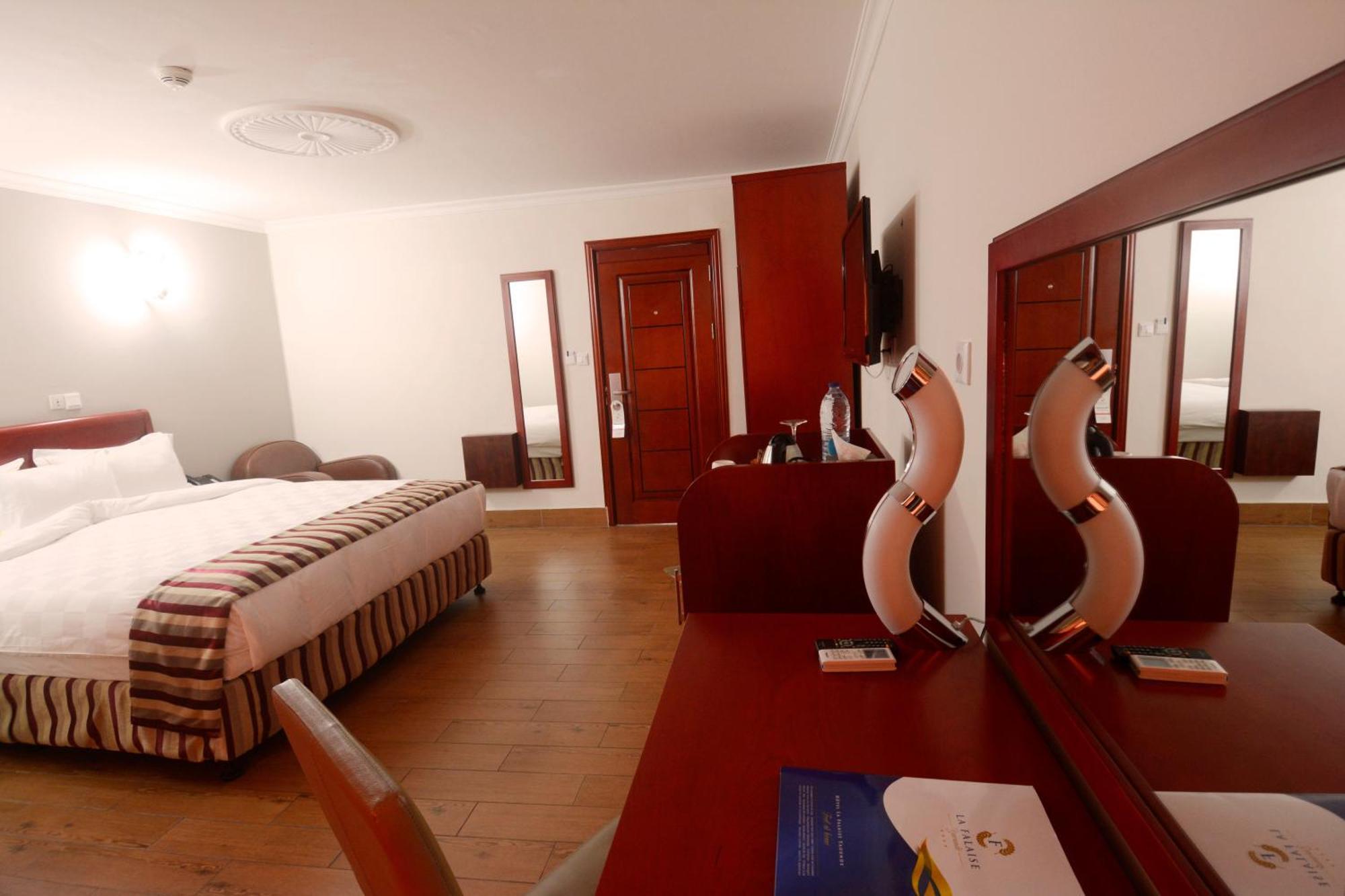 Hotel La Falaise Яунде Экстерьер фото
