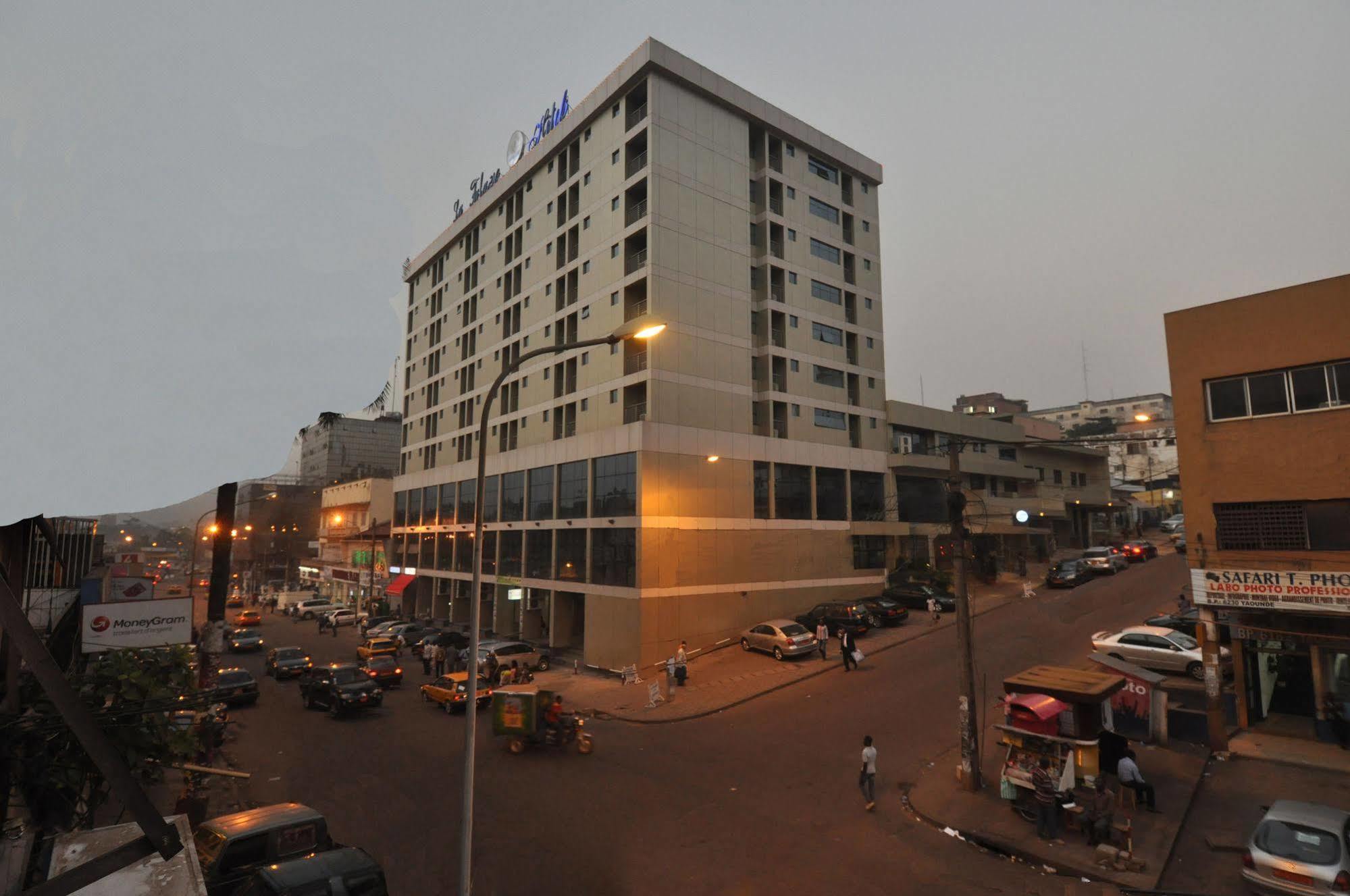 Hotel La Falaise Яунде Экстерьер фото