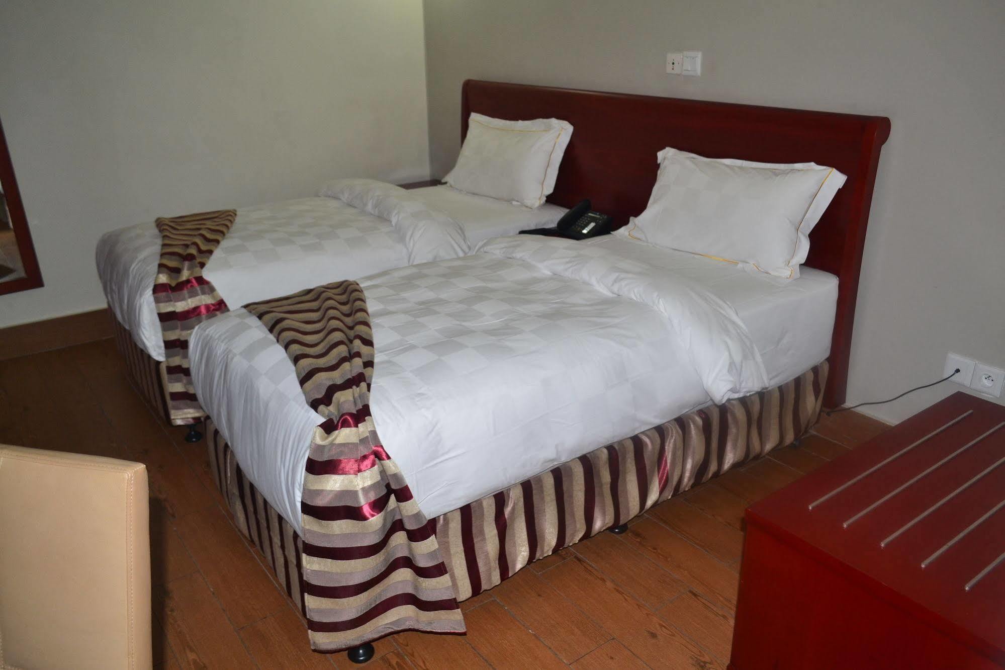 Hotel La Falaise Яунде Экстерьер фото