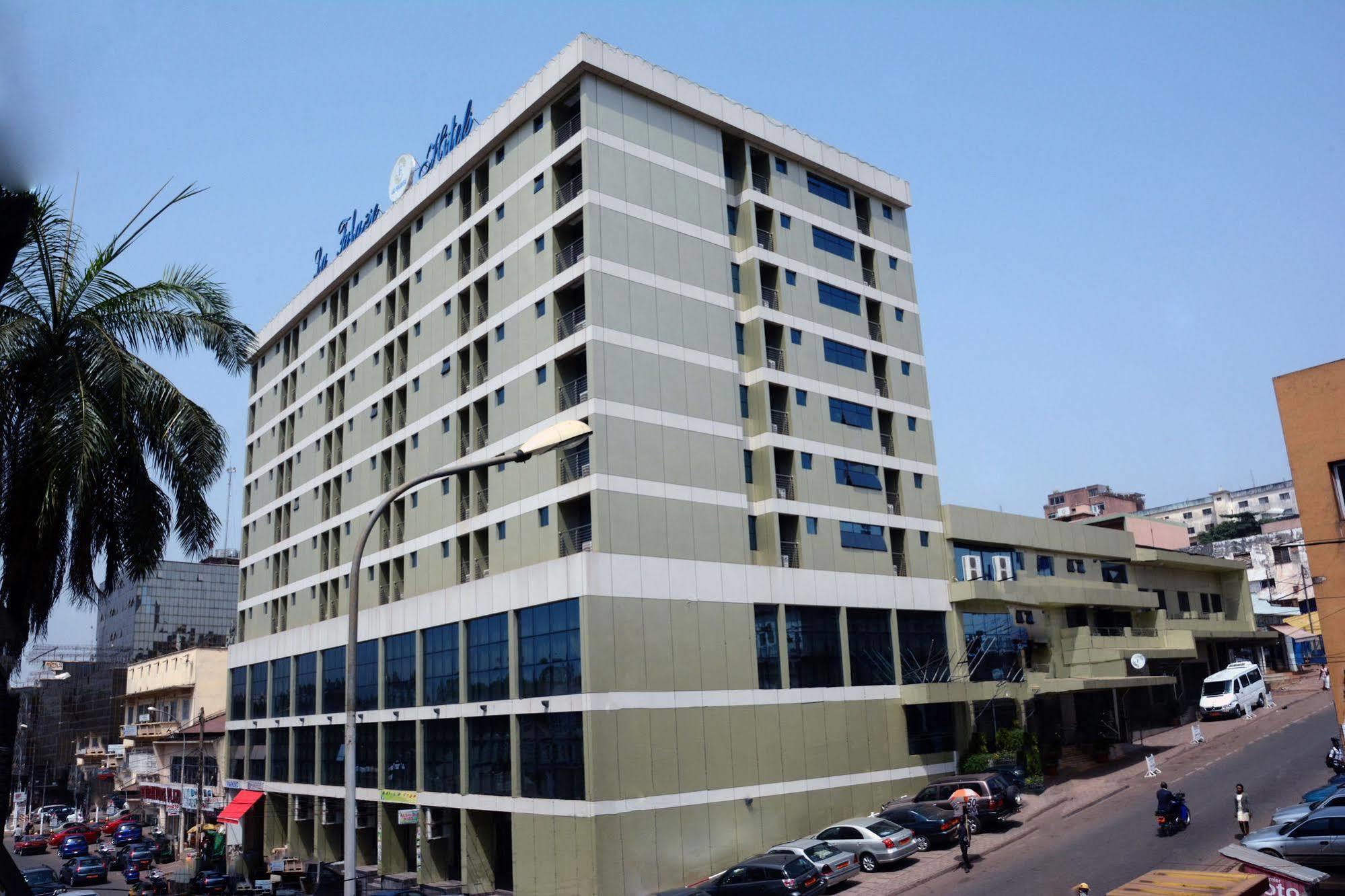 Hotel La Falaise Яунде Экстерьер фото