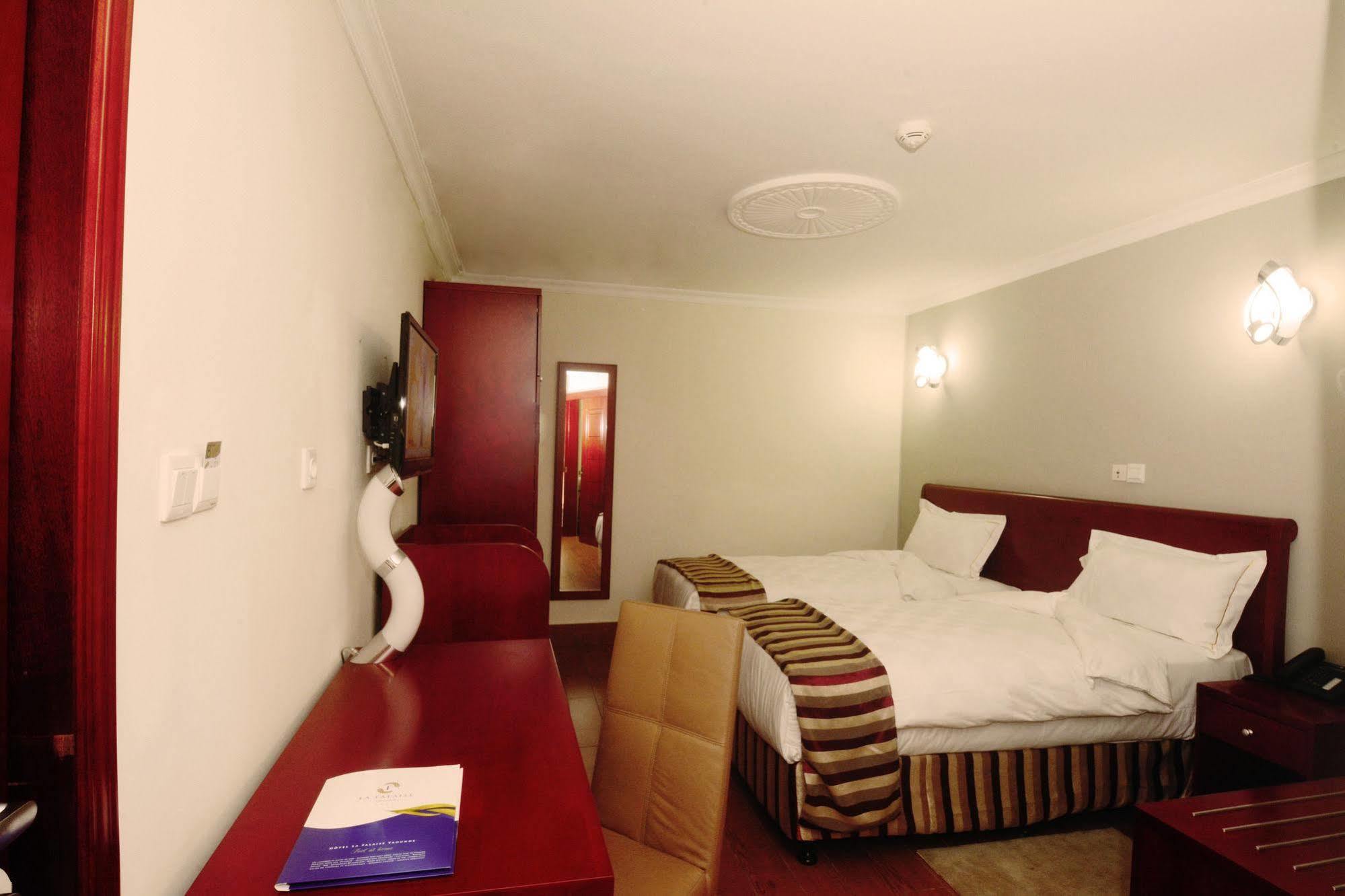 Hotel La Falaise Яунде Экстерьер фото