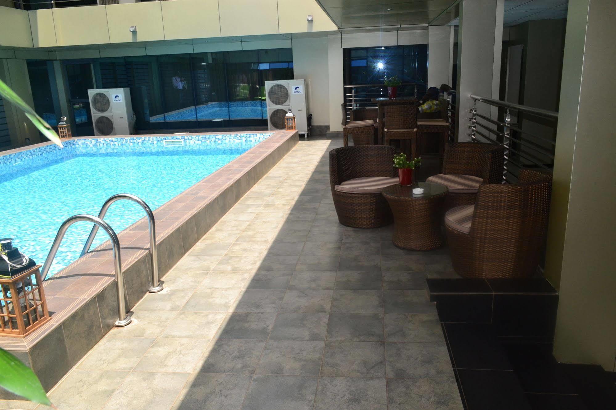 Hotel La Falaise Яунде Экстерьер фото