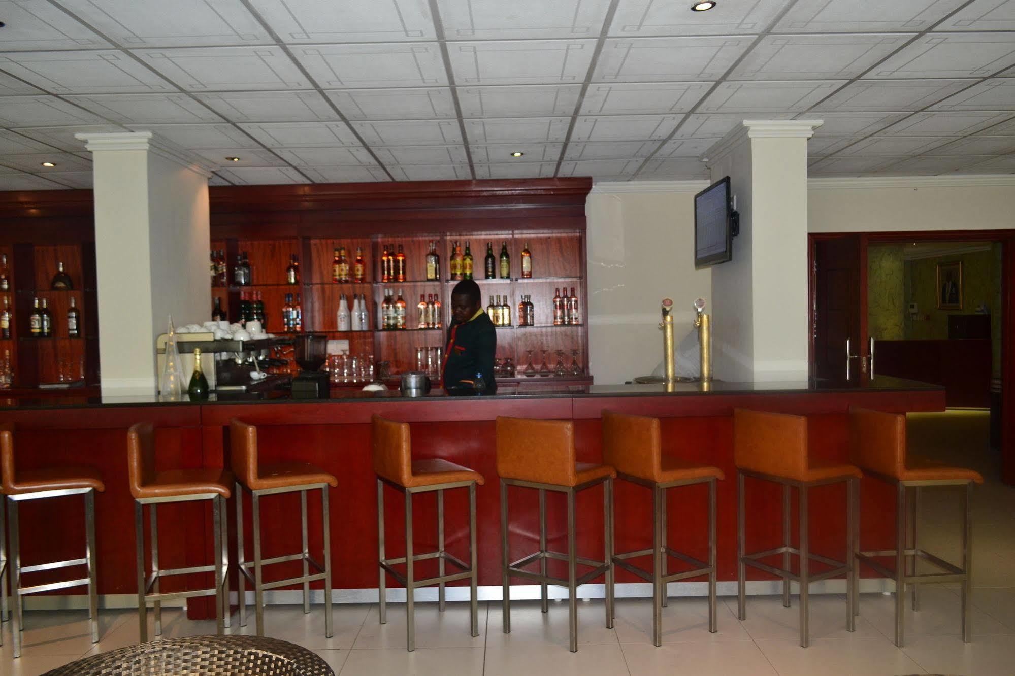 Hotel La Falaise Яунде Экстерьер фото