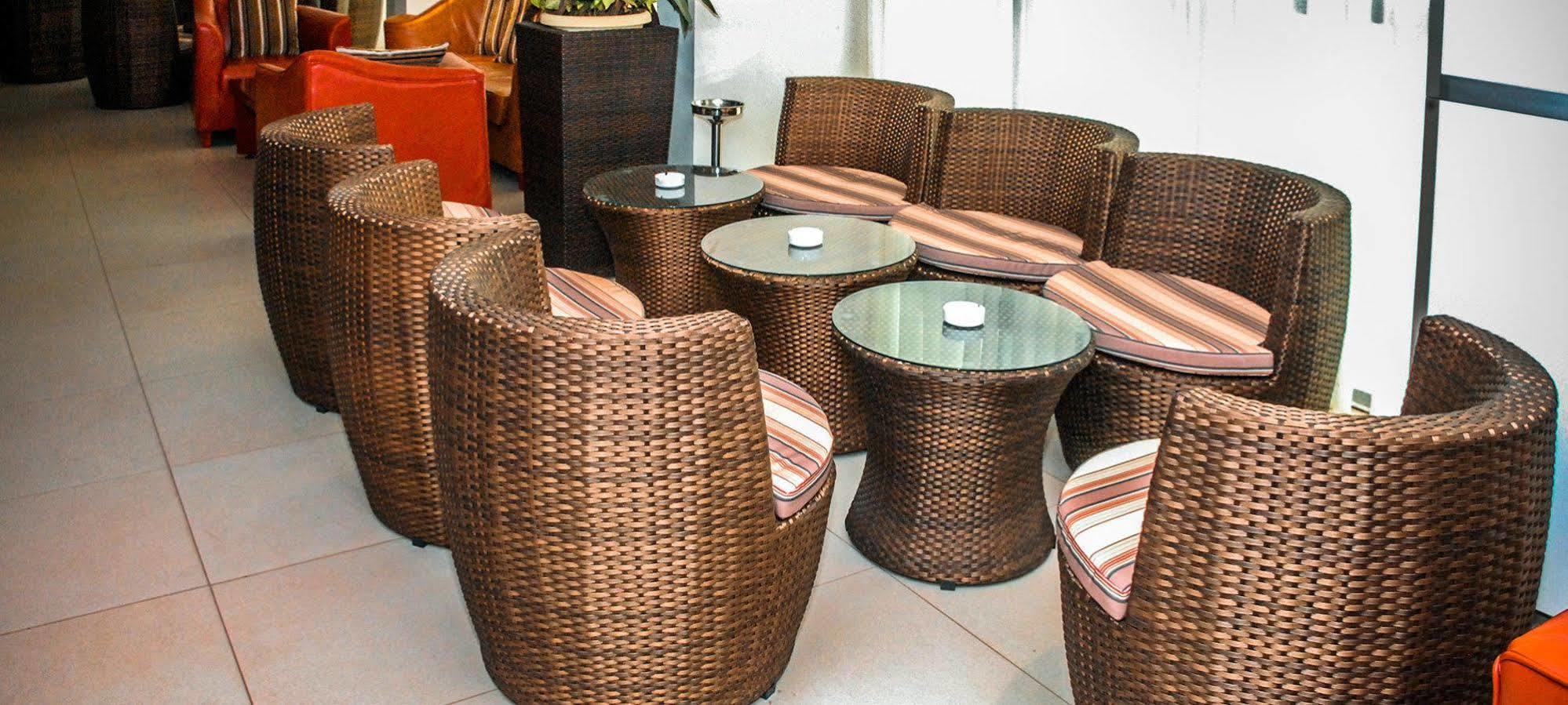 Hotel La Falaise Яунде Экстерьер фото