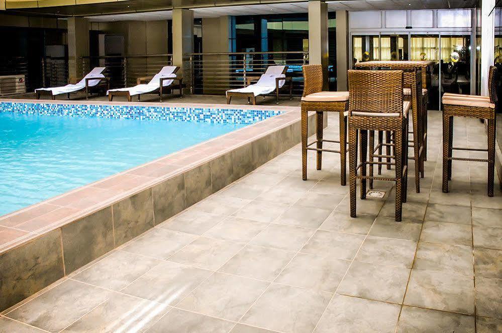 Hotel La Falaise Яунде Экстерьер фото